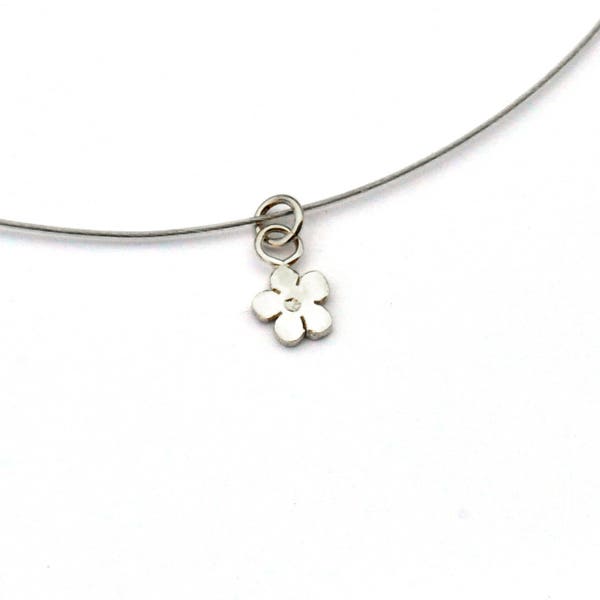 Ras de cou minimaliste fleur de Prunus en argent 925 et fil nylon câblé, collier solitaire court Sakura pour femme