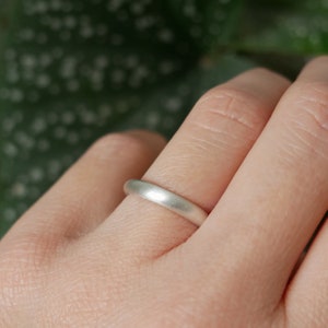 Alliance large homme/femme argent 925 recyclé brossée demi jonc, bague unisexe minimaliste en argent massif brossé image 6