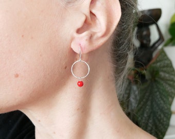 Dangling circle earrings with Maya red pearl in recycled and upcycled 925 silver, round hoop earrings with red pearl