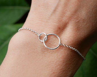 Bracelet with two intertwined round rings in minimalist recycled 925 silver for women