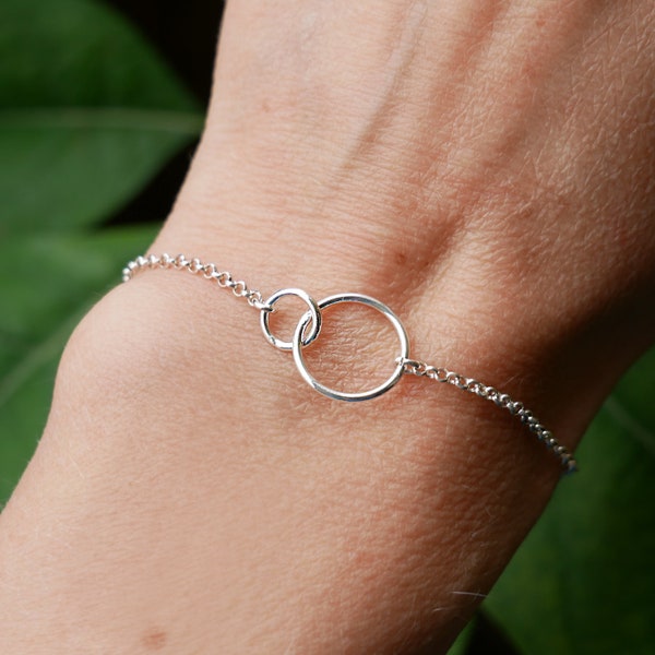 Bracelet deux anneaux ronds entrelacés en argent 925 recyclé minimaliste pour femme