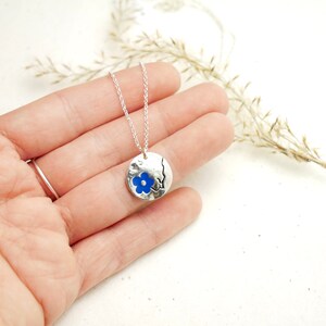Colgante de plata maciza Flor de cerezo en cadena ajustable, Collar de plata flor japonesa azul plata ajustable 925 hecho a mano