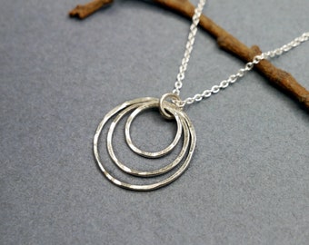 Collier Maya en argent 925 recyclé et surcyclé, chaine ajustable avec pendentif cercles multiples, pendentif 3 générations