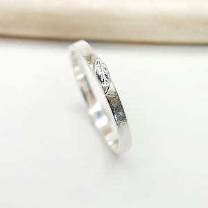 Anello Alliance Leaf in argento riciclato sabbiato, anello donna e uomo impilabile foglia minimalista