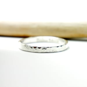 Hammered wedding band in recycled 925 silver, minimalist stackable women&#39;s and men&#39;s ring, unisex thin ring