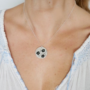 Collar Black Cherry Blossoms en plata 925 y resina negra para mujer, colgante Sakura negro para mujer