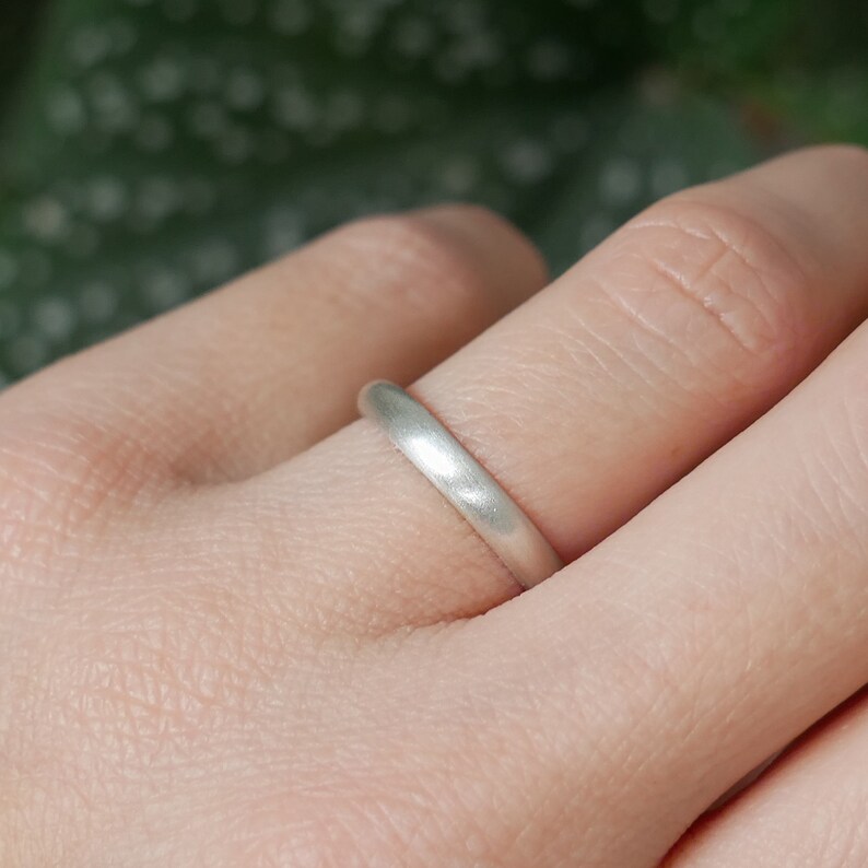 Alliance large homme/femme argent 925 recyclé brossée demi jonc, bague unisexe minimaliste en argent massif brossé image 4