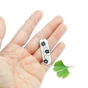 Collar ajustable Flores de cerezo en plata maciza y resina negra, colgante Sakura para mujer hecho a mano en plata Francia 925