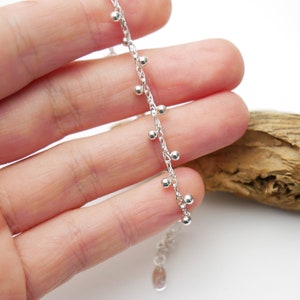 Pode incluir: Um delicado bracelete de corrente de prata com pequenas contas de prata espa&ccedil;adas uniformemente que pendem.