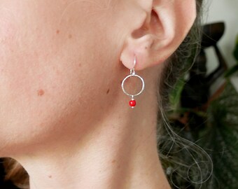 Small round dangling earrings with red Maya pearl in recycled and upcycled 925 silver, round hoop earrings with red pearl