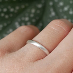 Puede incluir: Una sencilla alianza de plata cepillada. La banda es lisa y tiene un acabado mate.