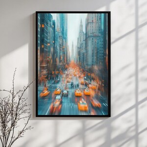 Puede incluir: Una pintura de una calle de la ciudad con edificios altos y taxis amarillos conduciendo por la calle. La pintura está en un marco negro.