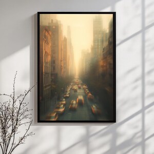 Puede incluir: Una fotografía de una calle de la ciudad con edificios altos a ambos lados. La calle está llena de coches y el sol brilla a través de los edificios, creando un resplandor cálido.