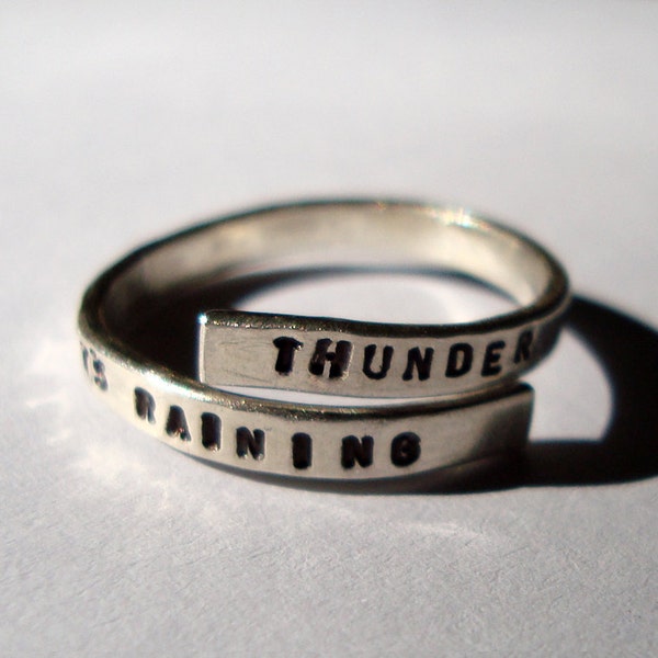 Handbestempelter Sterling Silber Lyric Ring. "Thunder Only Happens When it es Raining" handgefertigt - verstellbar