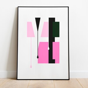 Puede incluir: Impresi&oacute;n art&iacute;stica abstracta en un marco negro. La obra presenta formas geom&eacute;tricas en rosa, negro y verde oscuro sobre un fondo blanco. El dise&ntilde;o incluye elementos verticales y horizontales con una est&eacute;tica minimalista.