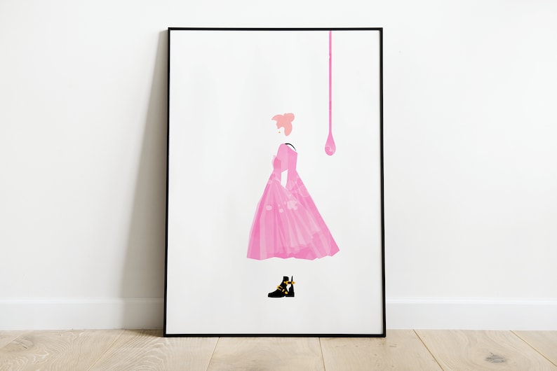 Puede incluir: Una impresi&oacute;n art&iacute;stica enmarcada con una ilustraci&oacute;n minimalista de una figura con un vestido rosa y botas negras. La obra de arte tiene un fondo blanco con un elemento de goteo rosa. El marco es negro.