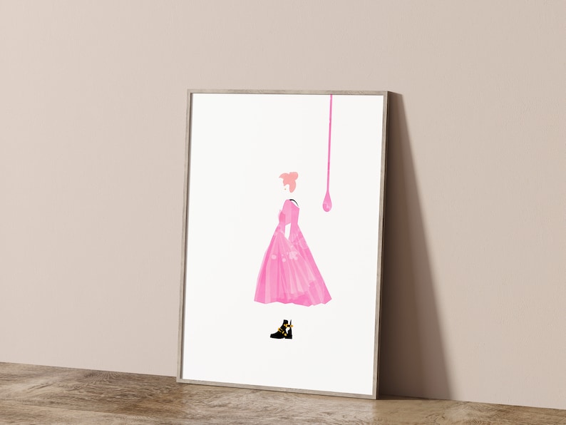 Puede incluir: Una impresi&oacute;n art&iacute;stica enmarcada que presenta una ilustraci&oacute;n estilizada de una figura con un vestido rosa y botas negras. Una gota de pintura rosa se extiende desde la parte superior. La obra de arte est&aacute; sobre un fondo neutro.