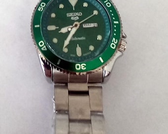 Reloj de cuarzo Seiko verde falso