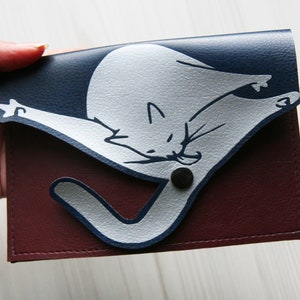 Estuche o funda para iPad/cartera de mano de cuero vegano con diseño de gato lamiéndose el trasero