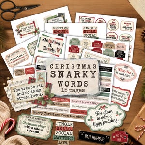 Op de afbeelding: Een verzameling printbare stickervellen met een kerstthema, voorzien van sarcastische vakantie-uitspraken zoals "Sleighing it, barely", "The tree is lit, and so is my stress level" en "Too glam to give a figgy pudding", op 15 vellen papier.