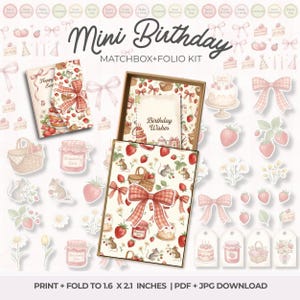 以下が含まれることがあります： イチゴ、ネズミ、ケーキ、リボンのイラストが描かれたMini Birthday Matchbox+Folioキットのデジタルダウンロード。印刷可能なタグ、ステッカー、Birthday Wishesの文字が入った小さな箱のデザインが含まれています。