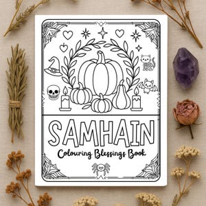 Può includere: Un libro da colorare di Samhain in bianco e nero con un design a zucca e foglie. La copertina presenta il testo "SAMHAIN Colouring Blessings Book" e include illustrazioni di un cappello da strega, candele e un ragno.