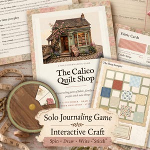 Könnte beinhalten: Ein Solo-Journaling-Spiel mit dem Titel The Calico Quilt Shop, bestehend aus einem Regelbuch, Stoffkarten, einem runden Spinner und einem Maßband. Das Cover zeigt eine Illustration eines Laden-Cottages mit einem Quilt.