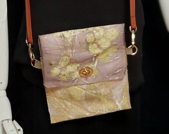 Lederhandtasche, Ecoprinted Designs & natürliche Farben aus Rose, Hund Fenchel und Pekannuss, handgefertigt von Künstlerin, Crossbody Taschenbuch, Geldbörse