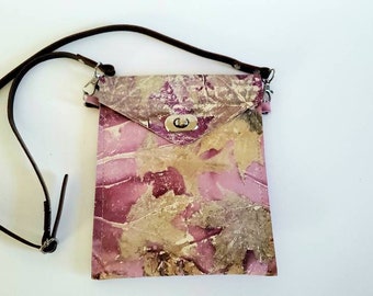 Umhängetasche aus Leder mit Ecoprint, botanisches Blattdesign