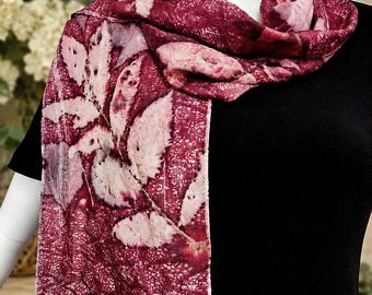 Ekodrukowany jedwabny szal, bordowy, z koronkowym wzorem w liście botaniczne, ręcznie robiony w Karolinie Północnej