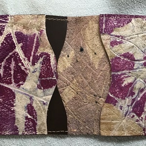 Portafoglio per passaporto da viaggio in pelle, disegni ecostampati di piante, bellissima pelle di capretto e pelle primo fiore, tasche interne, goffratura naturale