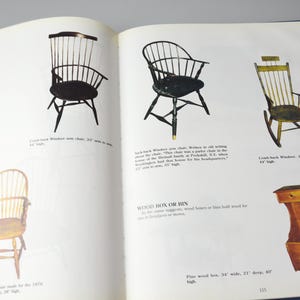K&ouml;nnte beinhalten: Ein aufgeschlagenes Buch, das Illustrationen verschiedener Stuhltypen zeigt. Die St&uuml;hle sind aus Holz und haben verschiedene Stile, darunter ein Windsor-Stuhl, ein Kamm-Windsor-Stuhl und ein Leiter-Windsor-Stuhl. Das Buch enth&auml;lt auch eine Beschreibung einer Holzkiste oder eines Holzbeh&auml;lters.