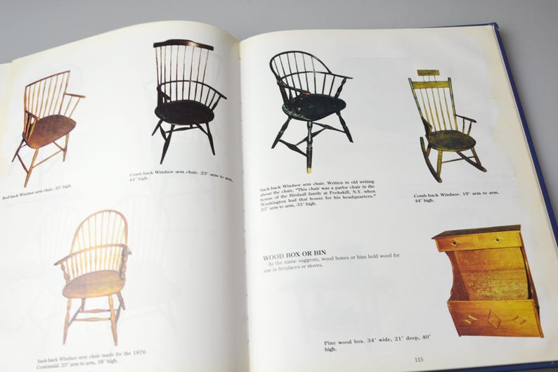 K&ouml;nnte beinhalten: Ein aufgeschlagenes Buch, das Illustrationen verschiedener Stuhltypen zeigt. Die St&uuml;hle sind aus Holz und haben verschiedene Stile, darunter ein Windsor-Stuhl, ein Kamm-Windsor-Stuhl und ein Leiter-Windsor-Stuhl. Das Buch enth&auml;lt auch eine Beschreibung einer Holzkiste oder eines Holzbeh&auml;lters.