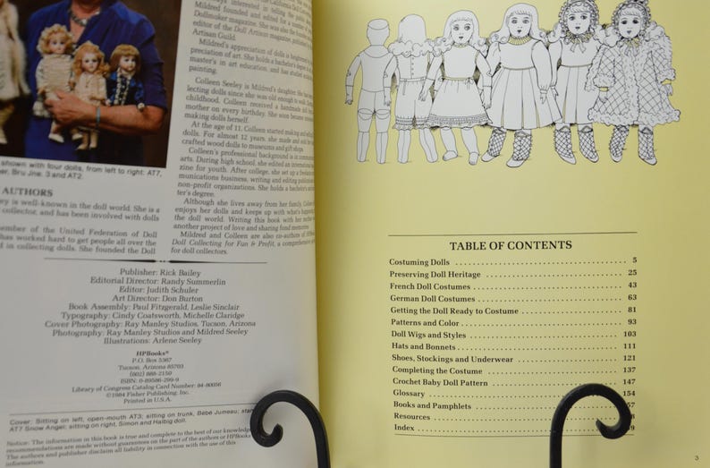 Pode incluir: Uma tabela de conte&uacute;do para um livro sobre o figurino de bonecas. O livro abrange t&oacute;picos como a preserva&ccedil;&atilde;o do patrim&ocirc;nio de bonecas, os trajes de bonecas francesas, os trajes de bonecas alem&atilde;s, a prepara&ccedil;&atilde;o da boneca para o figurino, os padr&otilde;es e a cor, as perucas e os estilos de bonecas, os chap&eacute;us e os gorros, os sapatos, as meias e a roupa interior, a conclus&atilde;o do figurino, o padr&atilde;o de boneca de croch&ecirc;, o gloss&aacute;rio, os livros e os folhetos, os recursos e o &iacute;ndice.