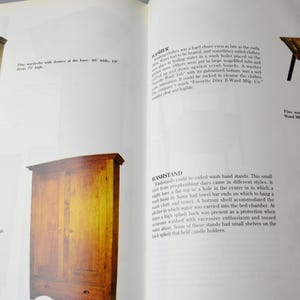 K&ouml;nnte beinhalten: Ein antiker Waschtisch aus Holz mit einem wei&szlig;en Porzellanbecken und einem Regal darunter. Der Waschtisch hat ein schlichtes Design mit gedrehten Beinen und einer R&uuml;ckwand. Der Waschtisch ist aus Kiefernholz gefertigt und in gutem Zustand.