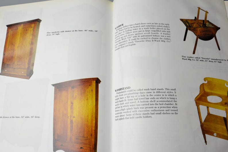 K&ouml;nnte beinhalten: Ein antiker Waschtisch aus Holz mit einem wei&szlig;en Porzellanbecken und einem Regal darunter. Der Waschtisch hat ein schlichtes Design mit gedrehten Beinen und einer R&uuml;ckwand. Der Waschtisch ist aus Kiefernholz gefertigt und in gutem Zustand.