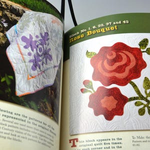 Może przedstawiać: Strona książki z zbliżeniem na wz&oacute;r bloku kołdry o nazwie "Rose Bouquet". Blok przedstawia czerwoną i białą r&oacute;żę z zielonymi liśćmi. Tekst "Block No. 1, 6, 22, 37 and 42" znajduje się na g&oacute;rze strony.