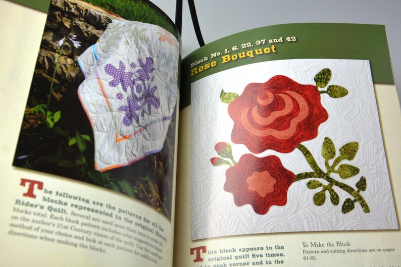 Może przedstawiać: Strona książki z zbliżeniem na wz&oacute;r bloku kołdry o nazwie "Rose Bouquet". Blok przedstawia czerwoną i białą r&oacute;żę z zielonymi liśćmi. Tekst "Block No. 1, 6, 22, 37 and 42" znajduje się na g&oacute;rze strony.