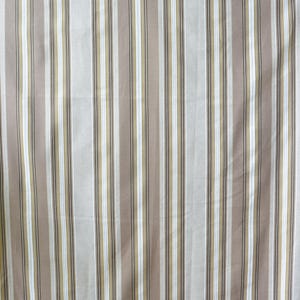 Puede incluir: Una tela con rayas verticales en tonos beige, blanco, marr&oacute;n y dorado. Las rayas son de diferentes anchos, creando una apariencia texturizada. La tela parece ser un material de peso ligero a medio.