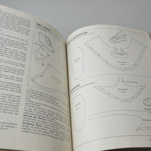 Pode incluir: Um livro preto e branco com instru&ccedil;&otilde;es sobre como fazer sapatos para bonecas. O livro inclui padr&otilde;es para uma sand&aacute;lia, um chinelo e uma bota. O livro est&aacute; aberto em uma p&aacute;gina que mostra os padr&otilde;es para a sand&aacute;lia e o chinelo.