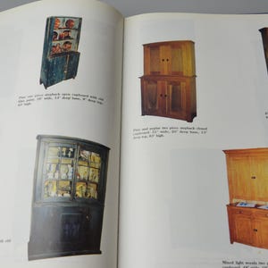 K&ouml;nnte beinhalten: Eine Sammlung antiker zweit&uuml;riger Schr&auml;nke mit offenen Regalen und Glast&uuml;ren. Die Schr&auml;nke sind aus Holz und haben verschiedene Oberfl&auml;chen, darunter dunkles Holz, helles Holz und blaues Holz. Die Schr&auml;nke sind alle unterschiedlich gro&szlig; und geformt, aber sie haben alle einen &auml;hnlichen Stil. Der Text im Bild lautet: "Kiefernschr&auml;nke mit einem St&uuml;ck, mit alter blauer Farbe 42" breit, 17" tiefe Basis, 73" hoch."  "Kiefernschr&auml;nke mit zwei St&uuml;cken, aus Kiefer und Pappel, 34" breit, 20" tiefe Basis, 73" hoch."  "Kiefernschr&auml;nke mit einem St&uuml;ck, 48" breit, 21" tief, 80" hoch."  "Gemischte helle H&ouml;lzer, zweit&uuml;rige Schr&auml;nke, 48" breit, 21" tief, 80" hoch."