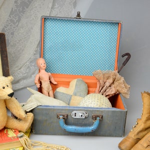 Maleta pequeña de cartón vintage: Exhibición de equipaje de muñecas con estilo shabby chic