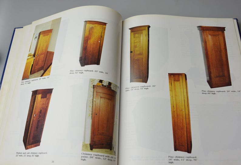 K&ouml;nnte beinhalten: Eine Sammlung antiker Eck-Holzk&auml;sten, auch bekannt als Kamin-Schr&auml;nke, in verschiedenen Gr&ouml;&szlig;en und Stilen. Die Schr&auml;nke sind aus Kiefernholz und Eichenholz gefertigt und haben eine nat&uuml;rliche Holzoptik. Die Schr&auml;nke sind alle geschlossen und haben ein schlichtes Design.