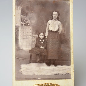 Fotografia americana antica Pretty Yong Women with Little Girl Carta da armadio antica da collezione Abiti antichi Moda