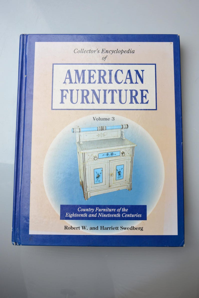 K&ouml;nnte beinhalten: Band 3 der Sammler-Enzyklop&auml;die amerikanischer M&ouml;bel, mit einem blau-wei&szlig; lackierten Schrank mit zwei T&uuml;ren. Das Buch konzentriert sich auf Landm&ouml;bel des 18. und 19. Jahrhunderts von Robert W. und Harriett Swedberg.