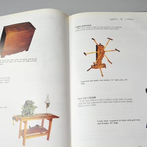 K&ouml;nnte beinhalten: Ein Buch mit Illustrationen von antiken M&ouml;beln und Werkzeugen. Das Buch enth&auml;lt eine Holzbank, einen kleinen Tisch, einen Garnwickler, einen Stuhl und einen Kinderstuhl. Das Buch enth&auml;lt den Text "Yarn Winder" und "Youth Chair" auf der Seite.