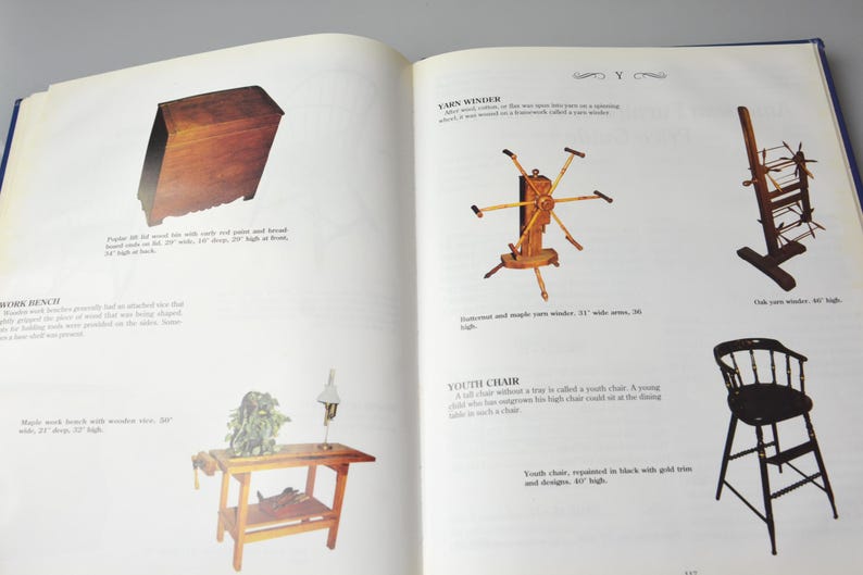 K&ouml;nnte beinhalten: Ein Buch mit Illustrationen von antiken M&ouml;beln und Werkzeugen. Das Buch enth&auml;lt eine Holzbank, einen kleinen Tisch, einen Garnwickler, einen Stuhl und einen Kinderstuhl. Das Buch enth&auml;lt den Text "Yarn Winder" und "Youth Chair" auf der Seite.