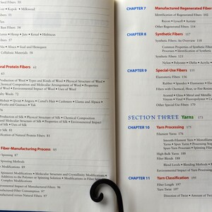 Puede incluir: Un libro abierto con una cubierta azul y p&aacute;ginas blancas. El libro se titula "Textiles: De la fibra a la tela" y est&aacute; dividido en cap&iacute;tulos sobre diferentes tipos de fibras, incluyendo fibras proteicas naturales, fibras regeneradas manufacturadas, fibras sint&eacute;ticas, fibras de uso especial e hilados.