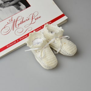 Vintage Crochet Baby Booties Baby Feet Warmers Baby Doll Crochet Shoes Collectible Baby Clothes Nursery Decor White