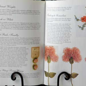 Peut inclure: Une page de livre avec du texte sur les diff&eacute;rents poids de crinoline et comment l'attacher au tissu. La page montre &eacute;galement un gros plan de plusieurs fleurs en tissu rose.